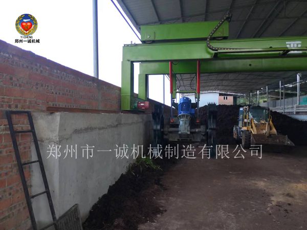 有機肥發酵設備10米輪盤式翻堆機重慶安裝現場